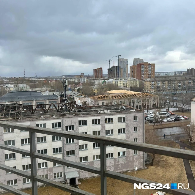 В Красноярске ветер срывает кровлю с жилых домов | Источник: читатель NGS24.RU