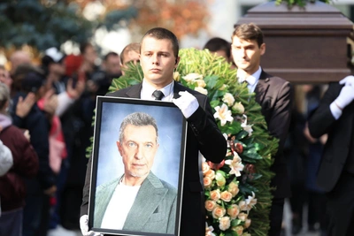 «Надеюсь, он чувствовал, что его любят». Кудрявцева, Такменев, Королёва — кто пришел на похороны критика Сергея Соседова