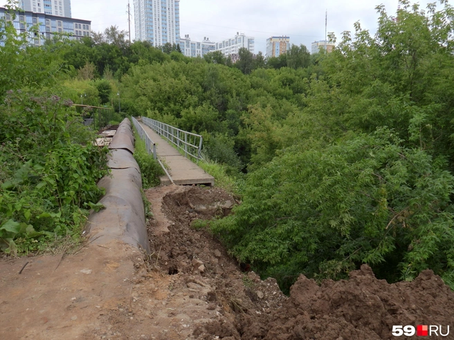 Подойти к мосту сейчас невозможно из-за обрушения склона | Источник: Кирилл Хафизов / 59.RU