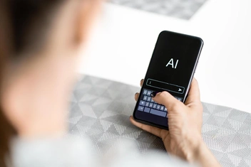 Почему нейросеть — плохой источник информации: личный опыт эксперта Psychologies