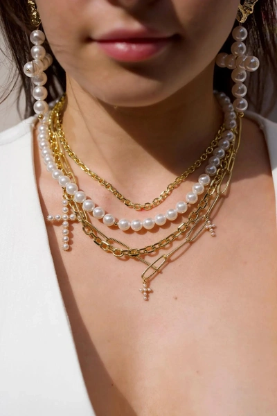 Цепь декоративная LUXE CHAIN с подвесками «КРЕСТ» Sexy Fish JewelryМногорядная цепь LUXE CHAIN сочетает звенья и жемчуг майорка с крестами‑подвесками и выглядит как готовый акцент к любому образу — от базовой футболки до вечернего платья. Украшение можно носить как чокер, цепь на пояс или аксессуар для сумки.