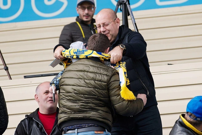 Арутюнянц дарит болельщику шарф «Ростова» | Источник: fcrostov_official / T.me