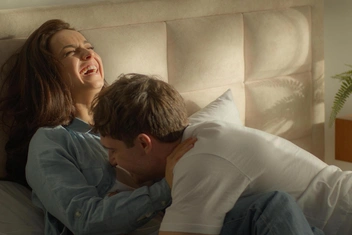 У молодежи сексуальный кризис? Почему 20-летние обсуждают близость чаще, чем позы: мнение зумера