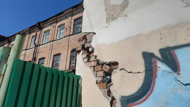 А в эту трещину поместилась бутылка для воды | Источник: Анастасия Харламова / NGS70.RU