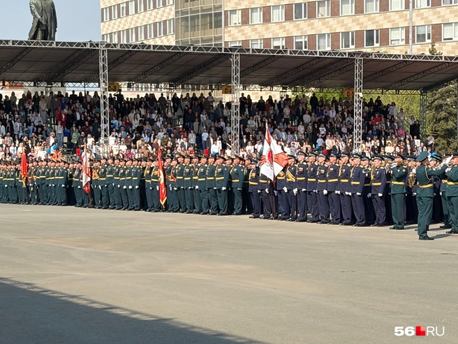 Колонна растянулась на всю площадь Ленина | Источник: Николай Сальников / 56.RU