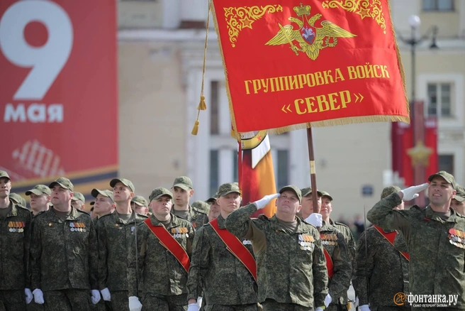 «… приблизили Россию к логическому завершению СВО». Перед парадом Победы на Дворцовую вышли участники боевых действий на Украине | Источник: Дарья Драй / «Фонтанка.ру»