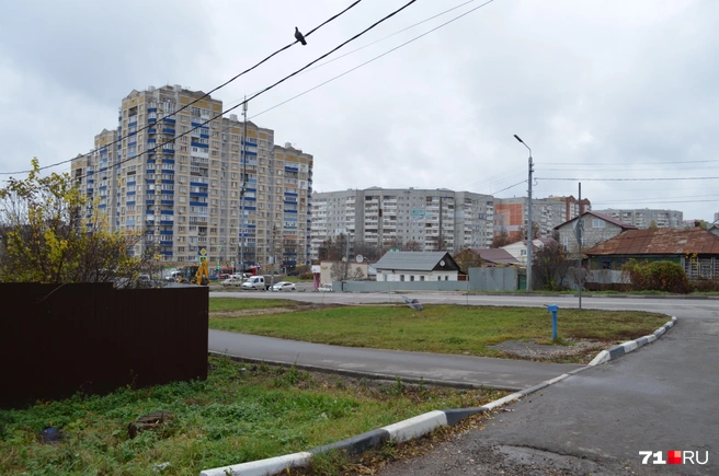 Обломки БПЛА упали буквально в 10 метрах от жилого дома | Источник: Максим Улитов / 71.RU