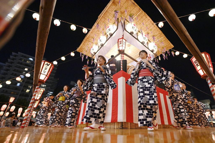 В гармонии с духами: как в Японии отмечают День поминовения усопших