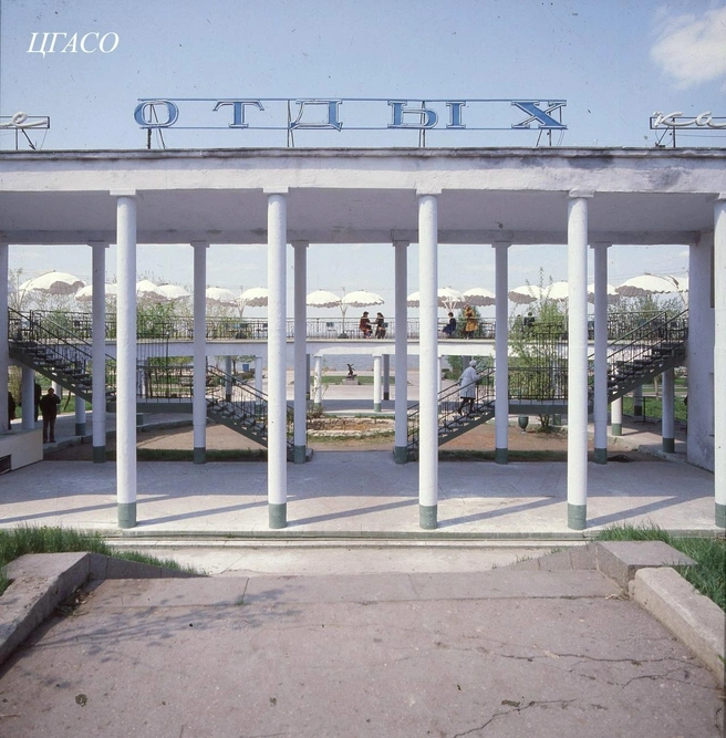 Ого! Вы только гляньте, каким в 70–80-е было кафе «Отдых» на набережной (вид со стороны Волжского проспекта)! | Источник: фотофонд Центрального государственного архива Самарской области