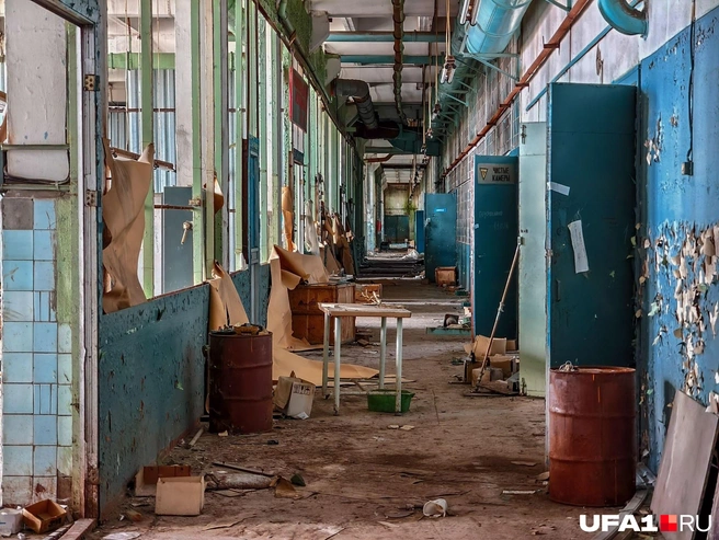 Коридор одного из цехов — как в фильмах ужасов | Источник: Булат Салихов / UFA1.RU