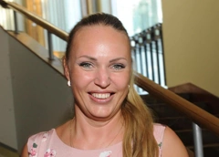 Алла Довлатова сбежала от первого мужа: «Собрала манатки, взяла маленького ребенка под мышку»