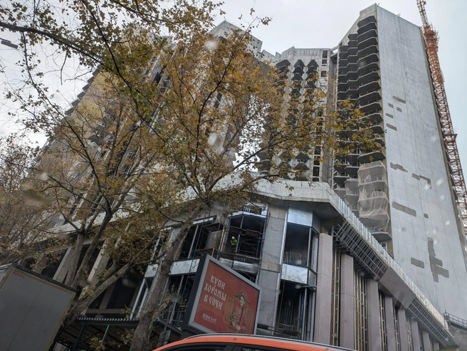 Строящееся здание на улице Орджоникидзе в Сочи | Источник: Оксана Витязь