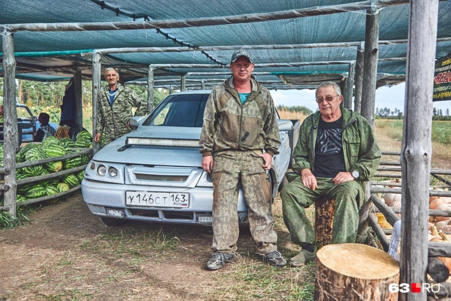 Владимир Абрамов справа, Сергей — в центре, а слева — работник, который уже больше десяти лет с фермерами | Источник: Роман Данилкин / 63.RU