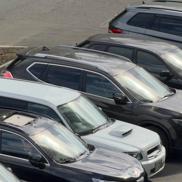 Со стороны хорошо видно, как смяло переднюю часть автомобиля | Источник: Сулейман