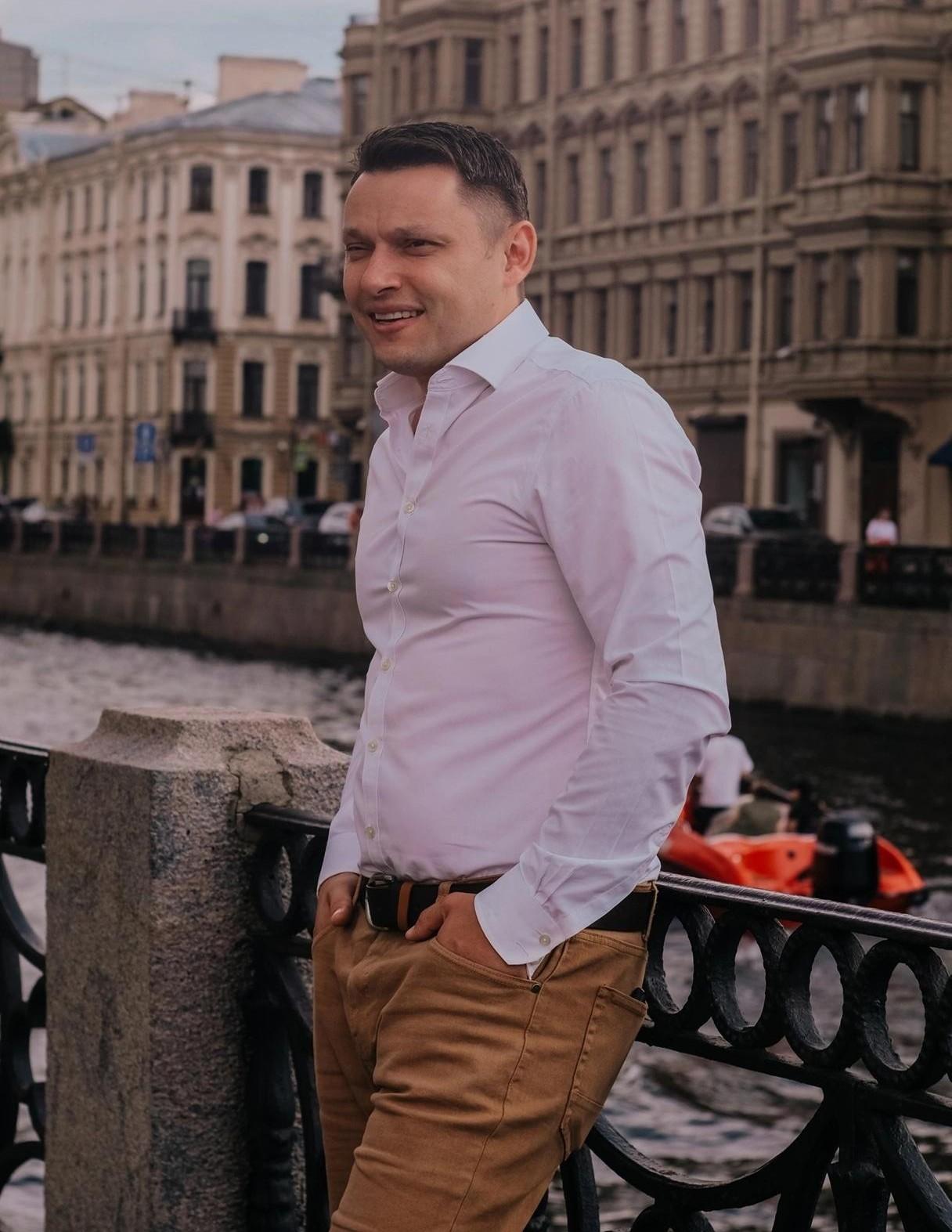 «Списали со счетов без его ведома». Под Волгоградом главного режиссера театра кукол уволили после загадочного исчезновения