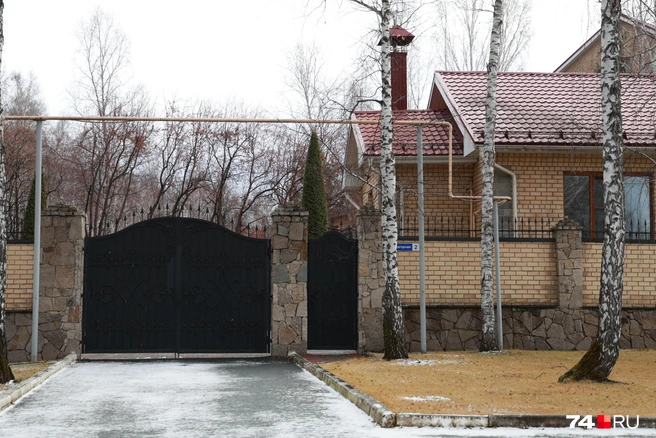 Жизнь хозяев от любопытных глаз защищает забор высотой в несколько метров  | Источник: Михаил Шилкин 