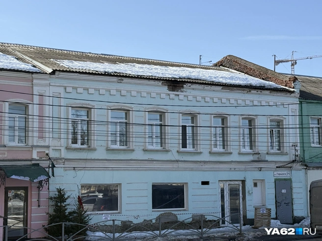На Горького предупреждают об опасности, но этому снегу осталось лежать совсем немного | Источник: Сергей Петунин / YA62.RU