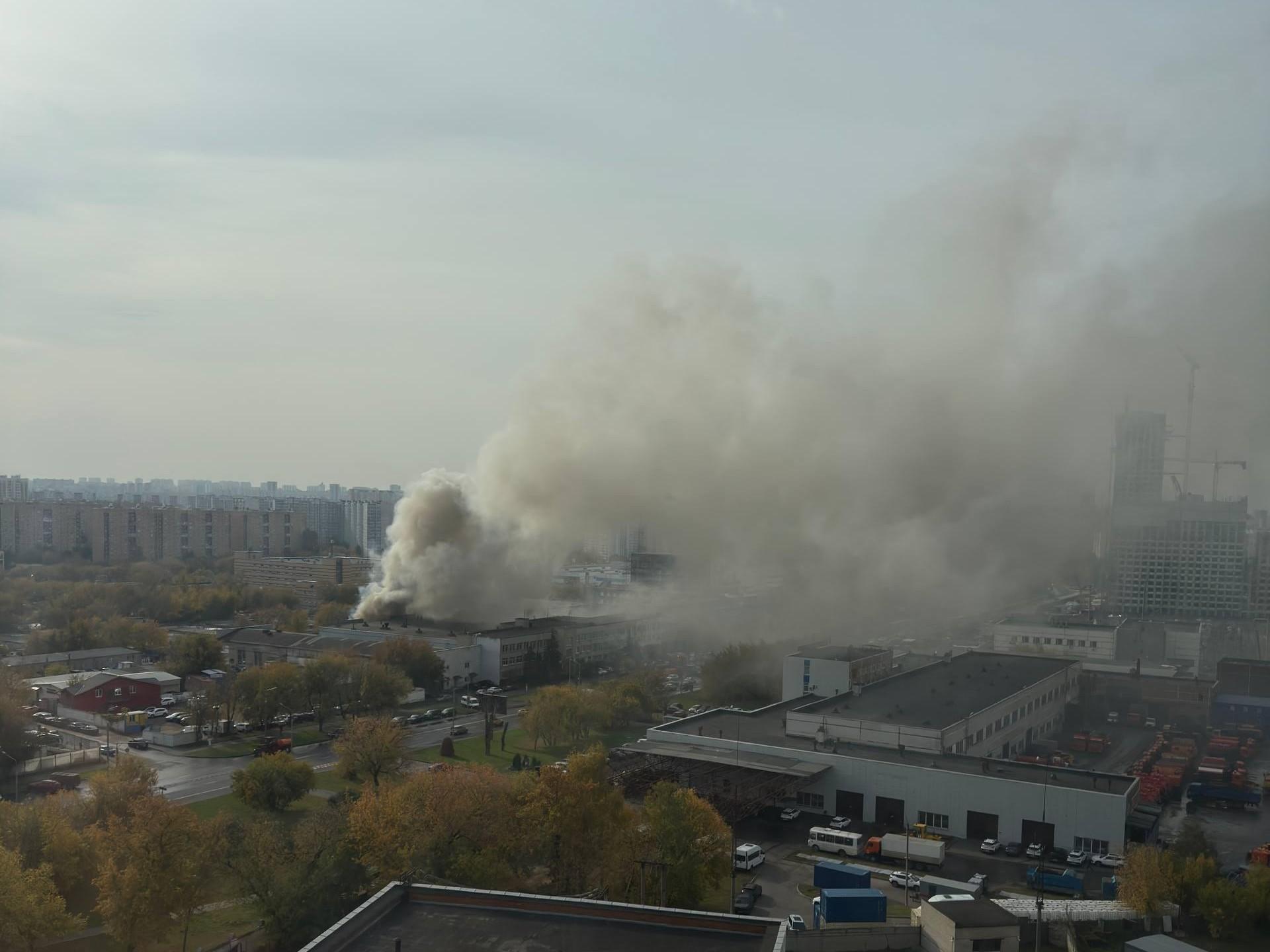 Клубы дыма заволокли округу. Мощный пожар вспыхнул на юго-востоке Москвы: фото