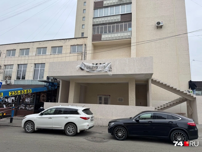 Собственную вывеску ресторан пока завесил | Источник: Кирилл Шапров