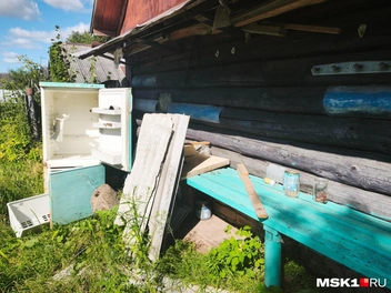 Задний двор приютил холодильник | Источник: Михаил Мечев / MSK1.RU