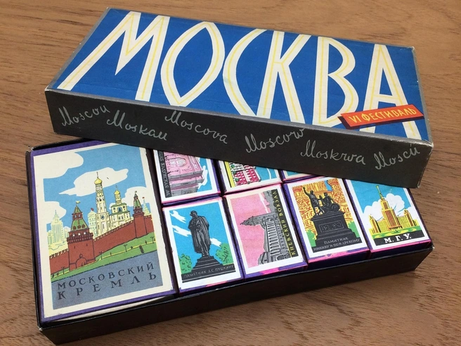 Спички с главными достопримечательностями Москвы выпускали для продажи иностранным туристам. Кстати, вы заметили, как за несколько десятков лет изменилось правописание в аббревиатуре Московского госуниверситета? | Источник: Сергей Мазаев