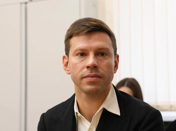 Федор Смолов, избивший бизнесмена в «Кофемании», приехал в суд с женой Кариной Истоминой: чем закончилось дело
