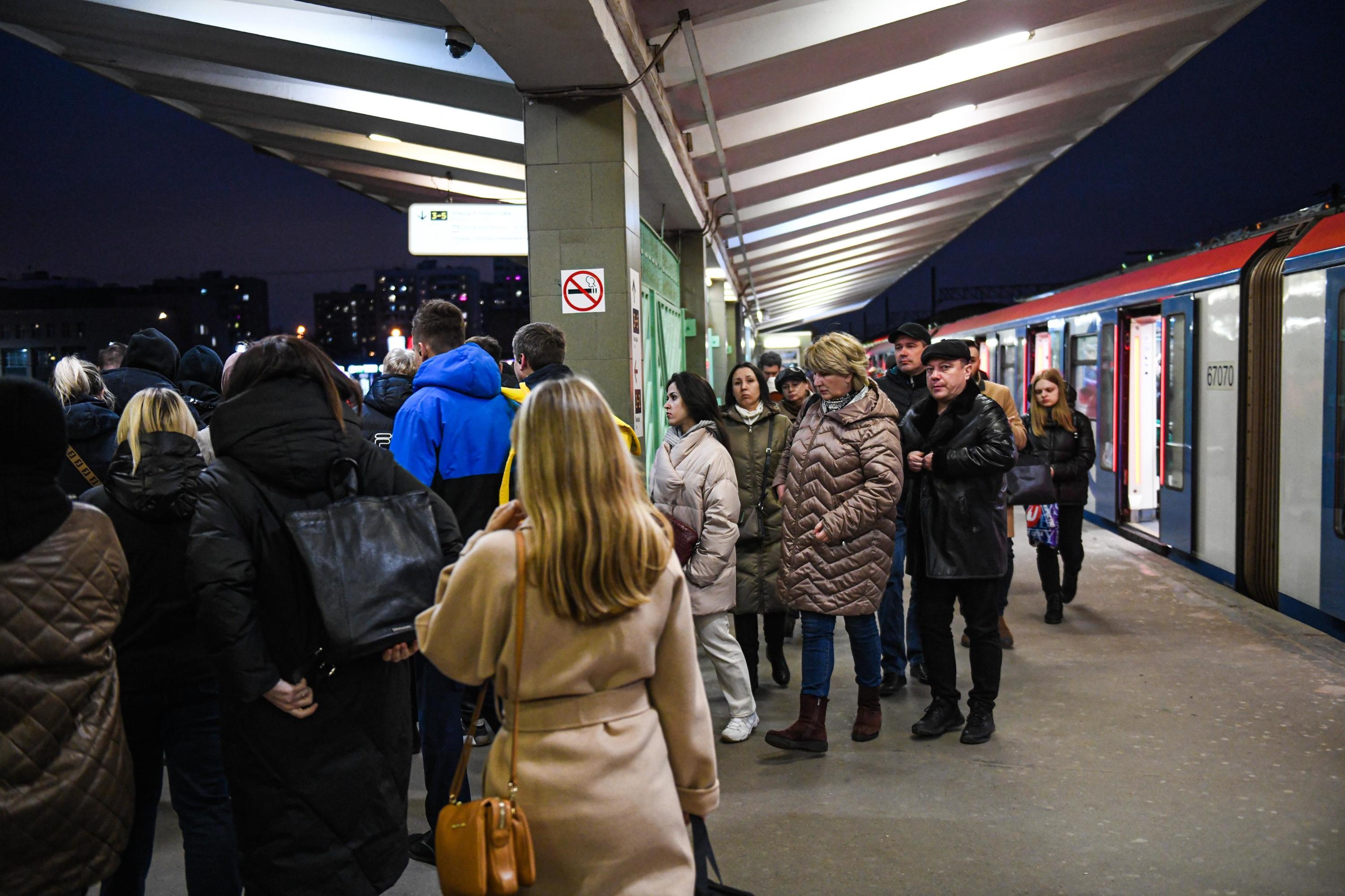 На Таганско-краснопресненской линии московского метро увеличены интервалы в  движении поездов, на пути упала сумка-тележка, поезда стоят в тоннелях - 29  декабря 2023 - МСК1.ру