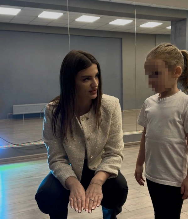 Хоть Кира и сменила сферу работы, но всё еще занимается с детьми. Только теперь в модельных школах Рязани | Источник: архив Киры Коноваловой