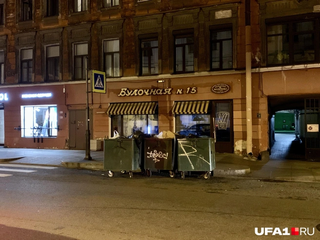 Но при этом в Махачкале часто можно было встретить просто мусорные пакеты посреди дороги, ну это типа норма