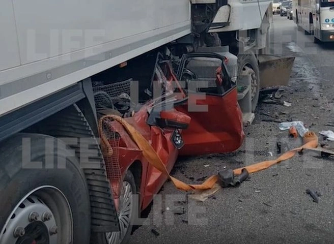 В Подмосковье четыре фуры расплющили легковушку, погибли две женщины | ya62.ru