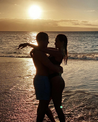 В лучах заката: Жизель Оливейра устроила романтическую фотосессию с бойфрендом