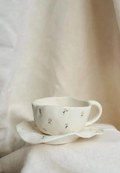 Чайная пара Волшебно ТутЧайная пара Волшебно Тут выполнена из фарфора и полностью безопасна для ежедневного использования. Это ручная работа, поэтому каждая пара немного отличается, а ухаживать за ней лучше бережно: без жестких губок и агрессивных средств, с возможностью мытья в посудомоечной машине и использования в СВЧ без резких перепадов температуры.