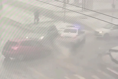 Полицейская машина протаранила три авто на перекрестке в Волгограде