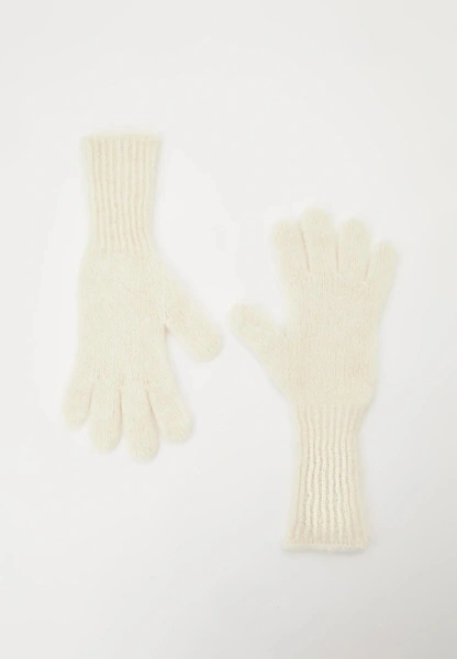 База на всю зиму: лучшие свитера, водолазки, брюки и джинсы