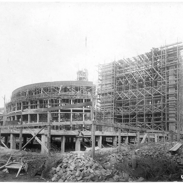 Здесь можно увидеть башню, которую временно возвели для строительства купола | Источник: Музей Новосибирска