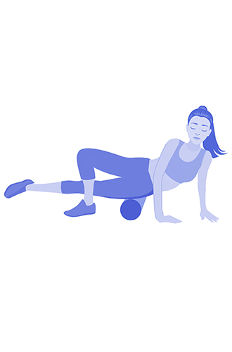 Избавляемся от синдрома подвздошно-большеберцового тракта Снимаем напряжение с внешней поверхности бедра. Лягте на бок, под бедро поместите ролик. Балансируя на руках перекатывайте ролик с верхней части бедра и до самого колена (10 раз). Затем лягте на другую сторону и повторите упражнение.