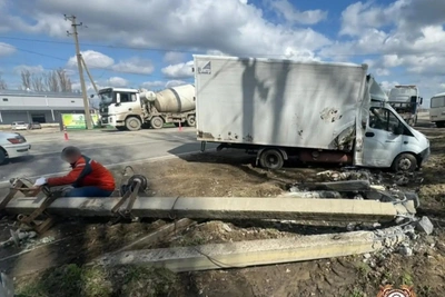 В Ставрополе грузовик врезался в ЛЭП, водитель пострадал
