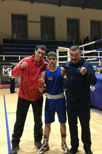 Данила Мирошников посередине, слева от него тренер Сергей Николенко, справа тренер Евгений Руднев | Источник: брат погибшего