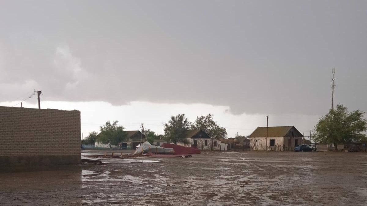 «Срывает крышу»: в Саратовской области шквальный ветер повредил кровлю бывшей школы