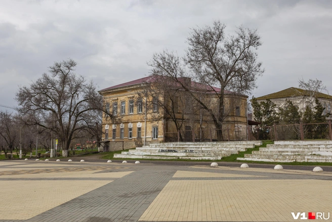 Старые советские трибуны на площади заметно контрастируют с новомодной брусчаткой | Источник: Константин Завриков / V1.RU