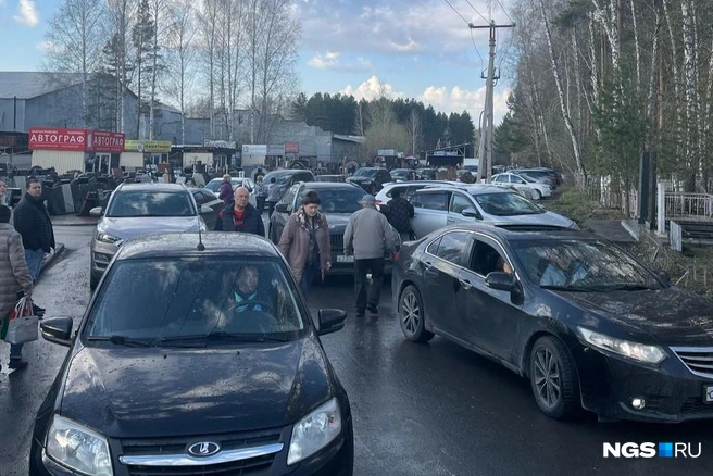 Перед воротами кладбища собралась огромная толпа новосибирцев | Источник: предоставлено читателем НГС