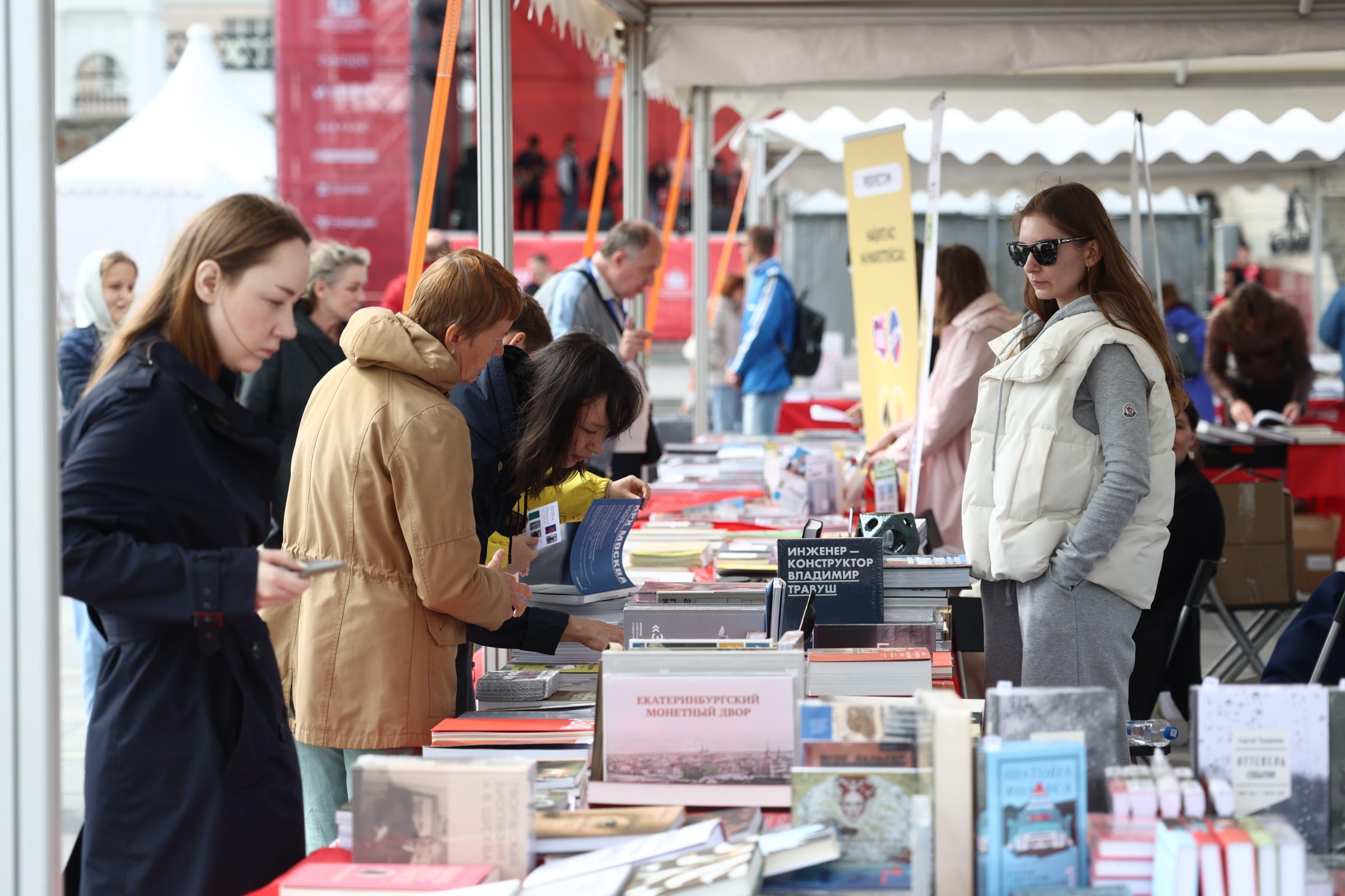 Центр Екатеринбурга завалили тысячами интересных книг: фото