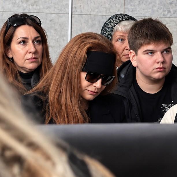 Всецело поглощена горем: вдова Анатолия Кашпировского рыдает у его гроба