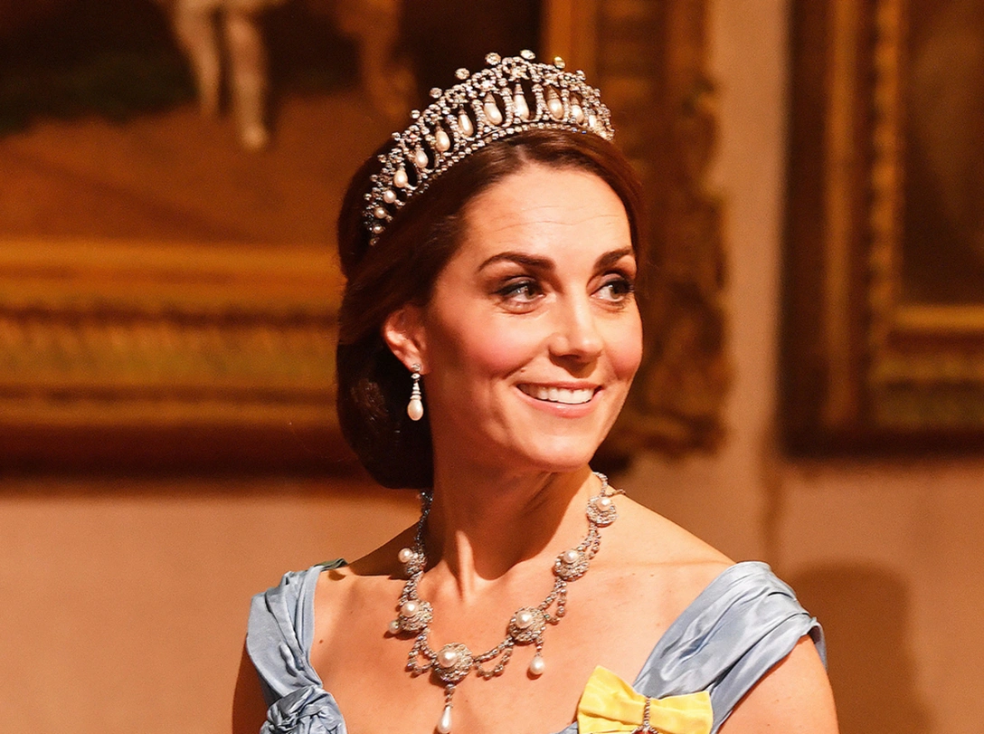 Герцогиня Кембриджская в тиаре «Узелки любви» на государственном банкете в честь короля и королевы Нидерландов, 23 октября 2018 года | marieclaire.ru