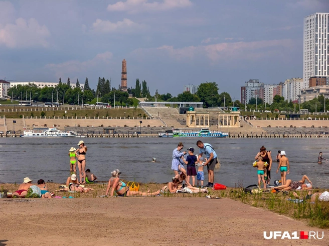 Здесь тоже река поднялась, приходится лежать на бетоне | Источник: Булат Салихов / UFA1.RU