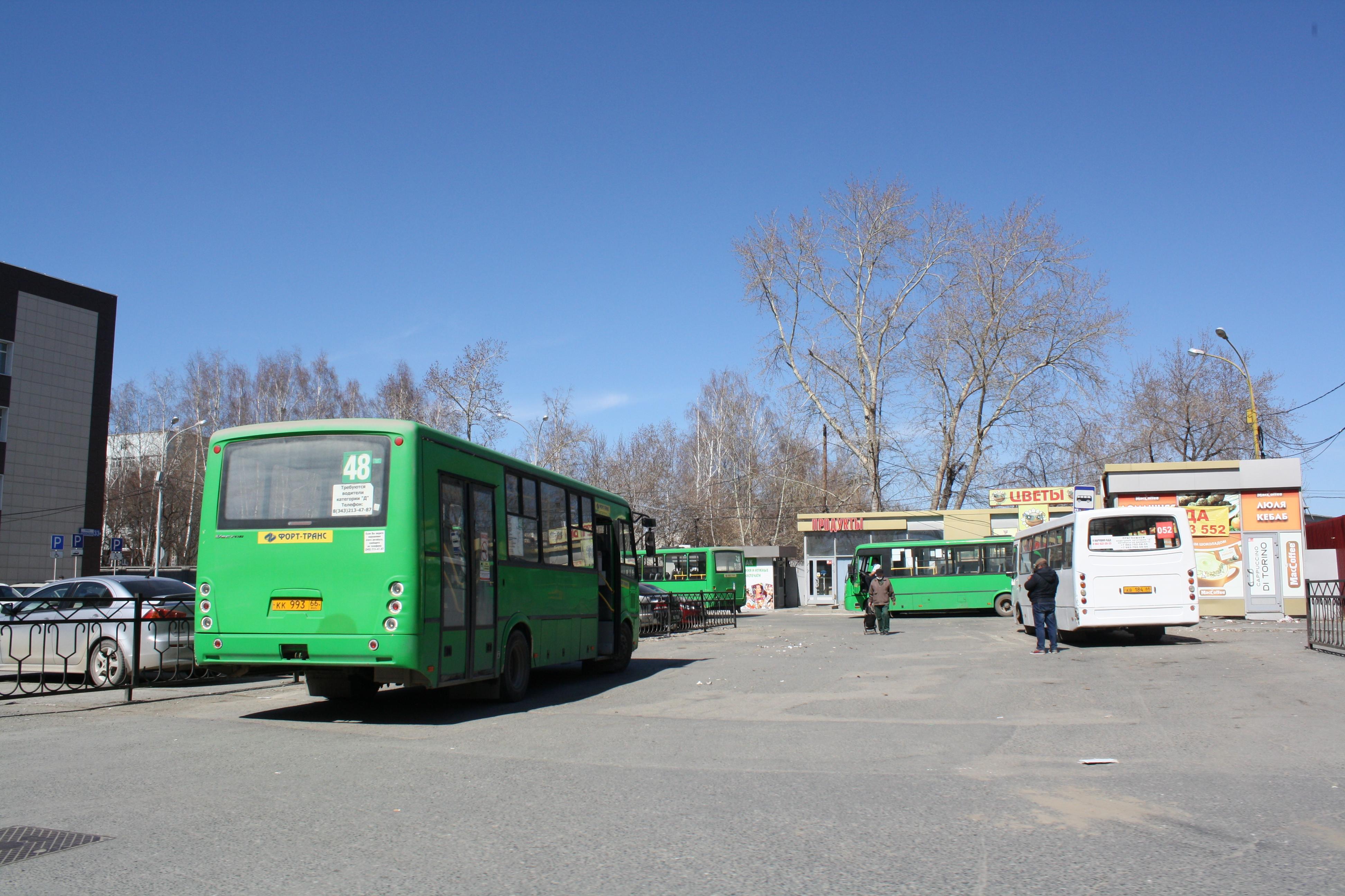 В Екатеринбурге важную остановку решили зачистить от киосков. Виноваты автохамы