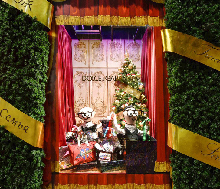 Dolce & Gabbana украсили витрины британского Harrods к Рождеству фото [10]