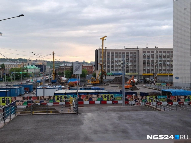 На месте строительства метро прорвало трубу — горожане остались без воды | Источник: Татьяна Зарва / NGS24.RU