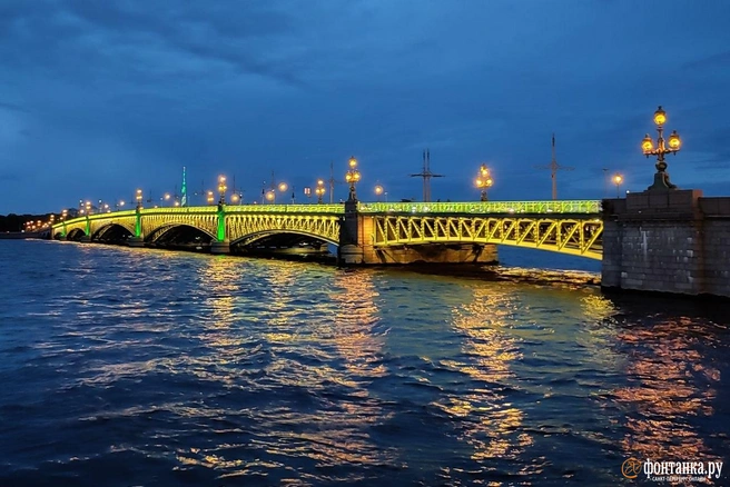 В Петербурге в День памяти жертв блокады Ленинграда включили особую подсветку мостов | Источник: Михаил Огнев / FONTANKA.RU