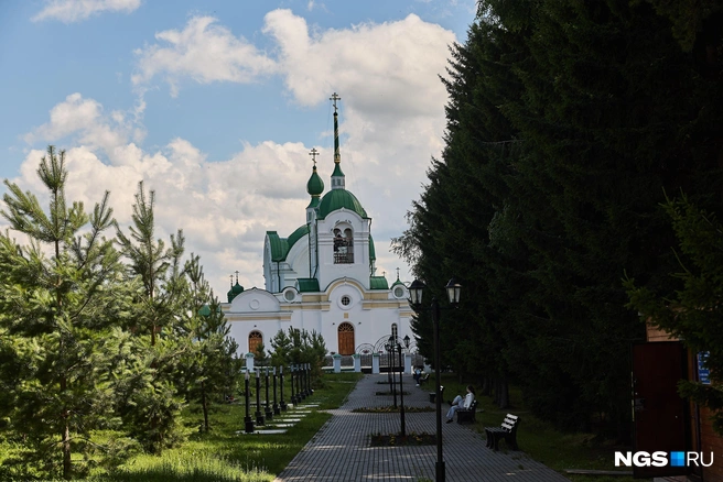 Собор Святой Троицы, в отличие от Пастуховской церкви, сохранился и сегодня, хотя во времена СССР досталось и ему. Купола храма снесли, внутри разместили спортивную школу. Окончательно ремонт церкви не закончен и сегодня, но для верующих двери собора открыты | Источник: Александр Ощепков / NGS.RU